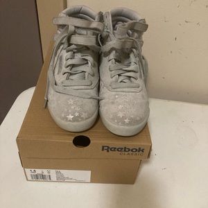 Size 1.5 high gray Reeboks good condition make me an offer